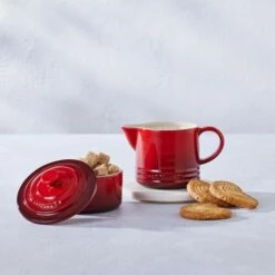 Le Creuset Cerise Milk & Sugar Set - Premium Tableware for Elegant Tea Time -HARTS OF STUR Sales 89331000600003 Le Creuset Milk And Sugar Set Cerise 4
