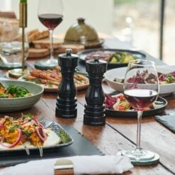 Cole & Mason London 18cm Black Gloss Salt Mill - Premium Tableware for Stylish Dining -HARTS OF STUR Sales H233096 Cole Mason London 18cm Black Gloss Salt Mill 4