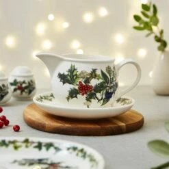 Portmeirion The Holly & The Ivy Gravy Boat & Stand - Elegant Tableware for Festive Dining -HARTS OF STUR Sales HV08535 The Holly And The Ivy by Portmeirion Gravy Boat And Stand 1